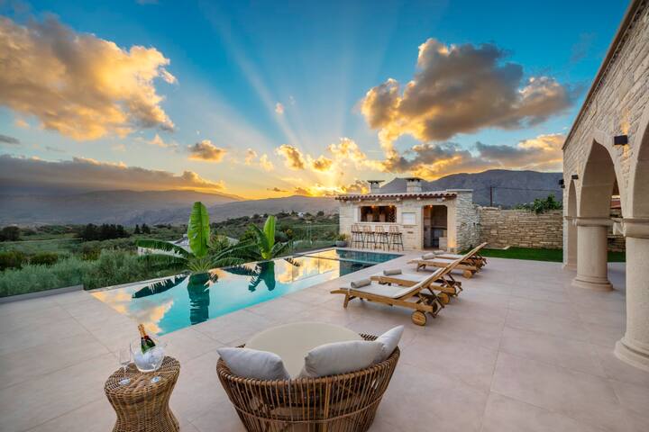 Jacuzzi*BBQ area*Walk to Taverna &Mini Market