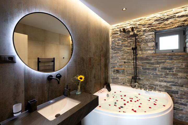 Jacuzzi*BBQ area*Walk to Taverna &Mini Market gallery image 3