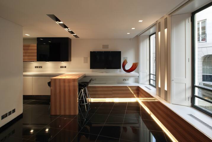 Luxury quiet Mayfair townhouse gallery image 4