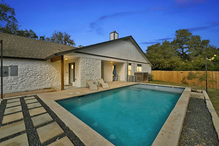 Hip Hill Country Retreat Heated Pool & fire-pit