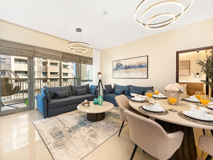 התמקמו בסלון עם מושבים קטיפה מסודרים סביב שולחן מרכזי וחלונות מהרצפה עד התקרה שמשיכו אור טבעי במהלך שהותכם בדובאי. אפשר להתרווח בחלל פתוח שבו דלתות הזזה מזכוכית ממסגרות נוף של קו הרקיע.