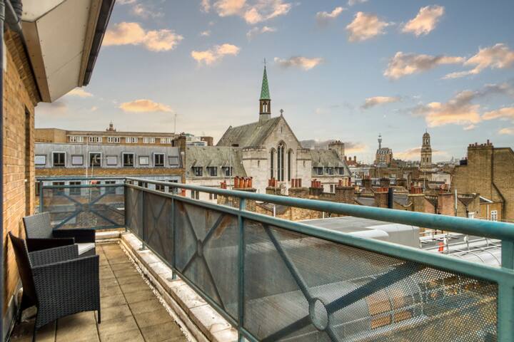 Central Lux 4Bed 3Bath Penthouse gallery image 3