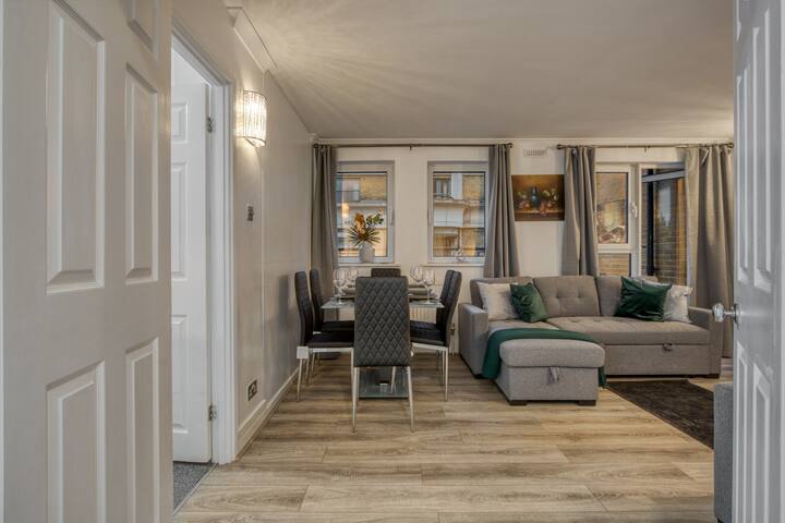 Central Lux 4Bed 3Bath Penthouse gallery image 2