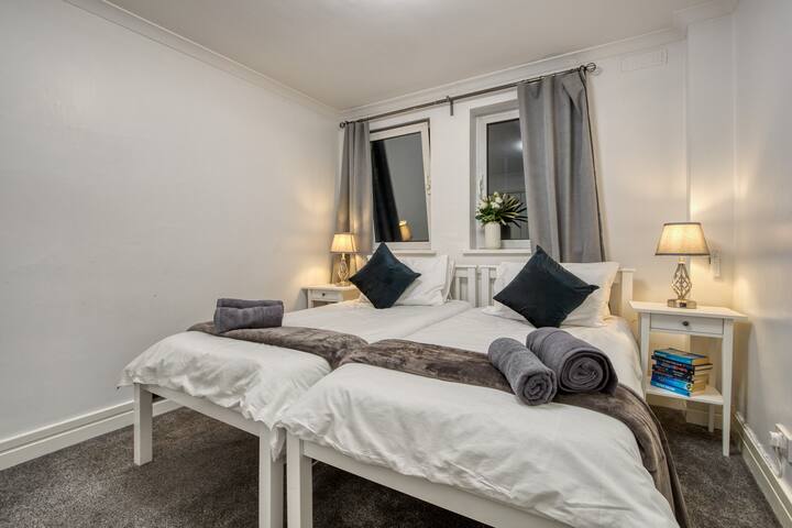 Central Lux 4Bed 3Bath Penthouse gallery image 4