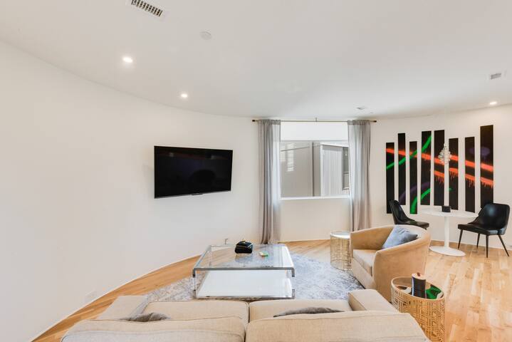 Unique Round House •Near State Fair• Modern Luxury gallery image 3