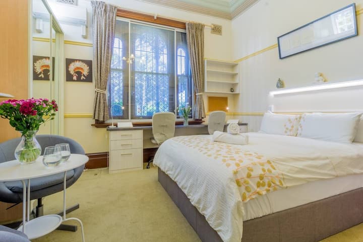 Interni pogled na studio s bračnim krevetom