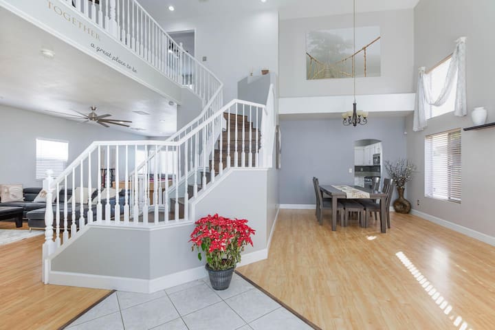 Stylish Modern Oasis |Near Strip