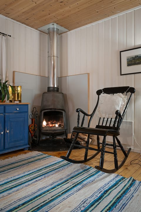 Top performing Airbnb: Cottage by the lake on Berg in Troms