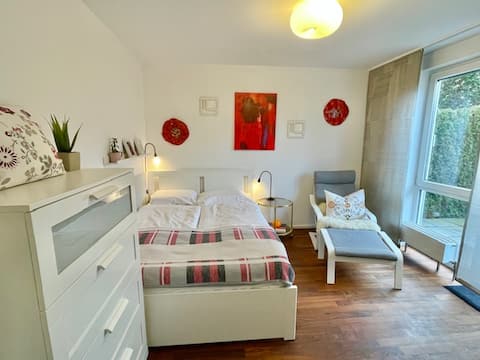 Top performing Airbnb: Double room with bathroom/separate entrance/garden in Stuttgart