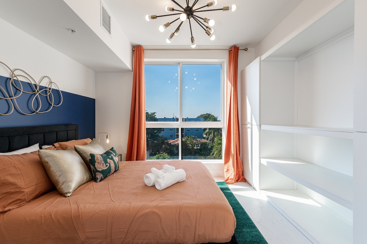 La chambre élégante dispose d'un lit queen confortable, d'un grand espace de rangement pour le rangement des vêtements et de rideaux qui obscurcissent la pièce pour une nuit de repos paisible.