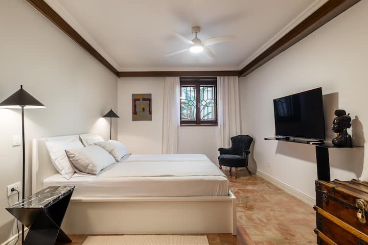 Мирно одморалиште – По долгиот ден, потонете во овој кадифен кревет и дозволете мекиот сјај на светилките да го постави расположението за чиста релаксација.