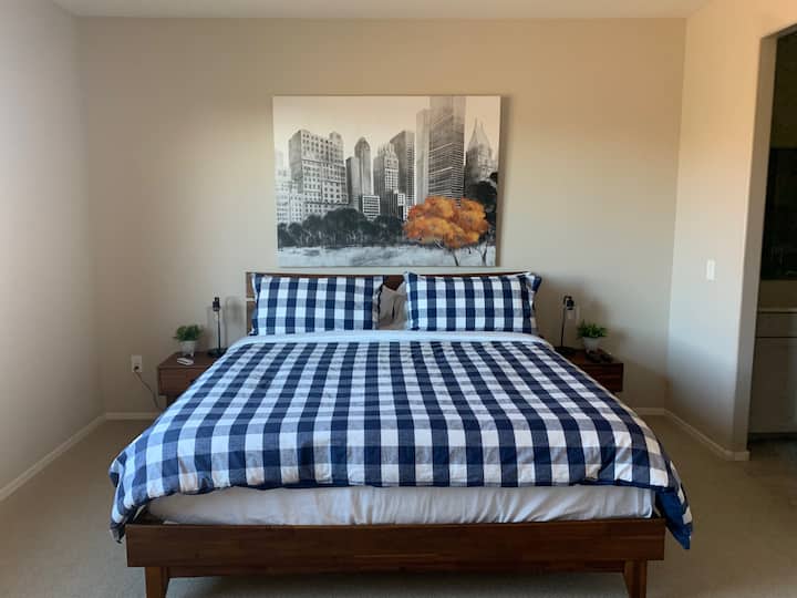 Glavna spavaća soba s bračnim krevetom nalazi se u stražnjem dijelu kuće 