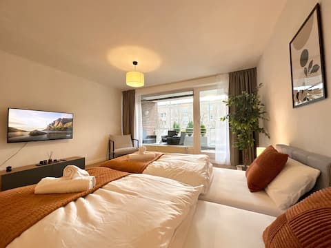 Cozy 2BR Stay w/ Balcony & Close to Main Station