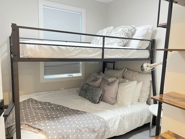 Chumba cha 3 cha kulala kilicho na Queen Bottom Bunk/Full XL Top Bunk