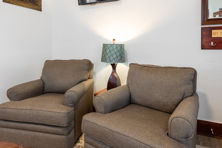 Charming Stay With Sunroom & Fireplace - Sioux Falls, SD