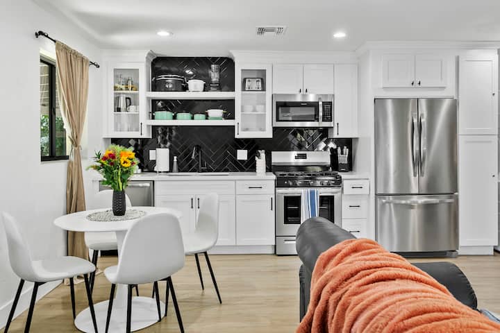 Modern Phoenix Retreat: Near Old Town & Mini Golf - Phoenix, AZ