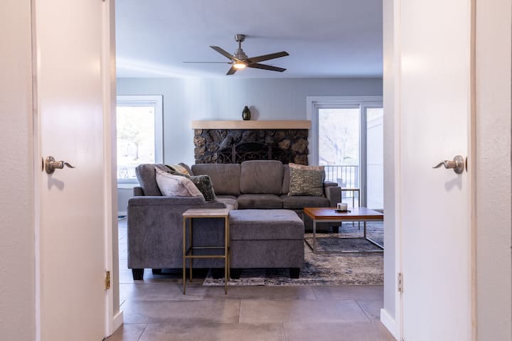 Modern Mountain View Retreat - Flagstaff, AZ
