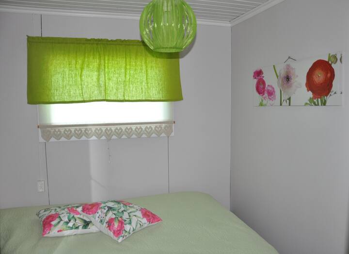 A bedroom with a double bed.