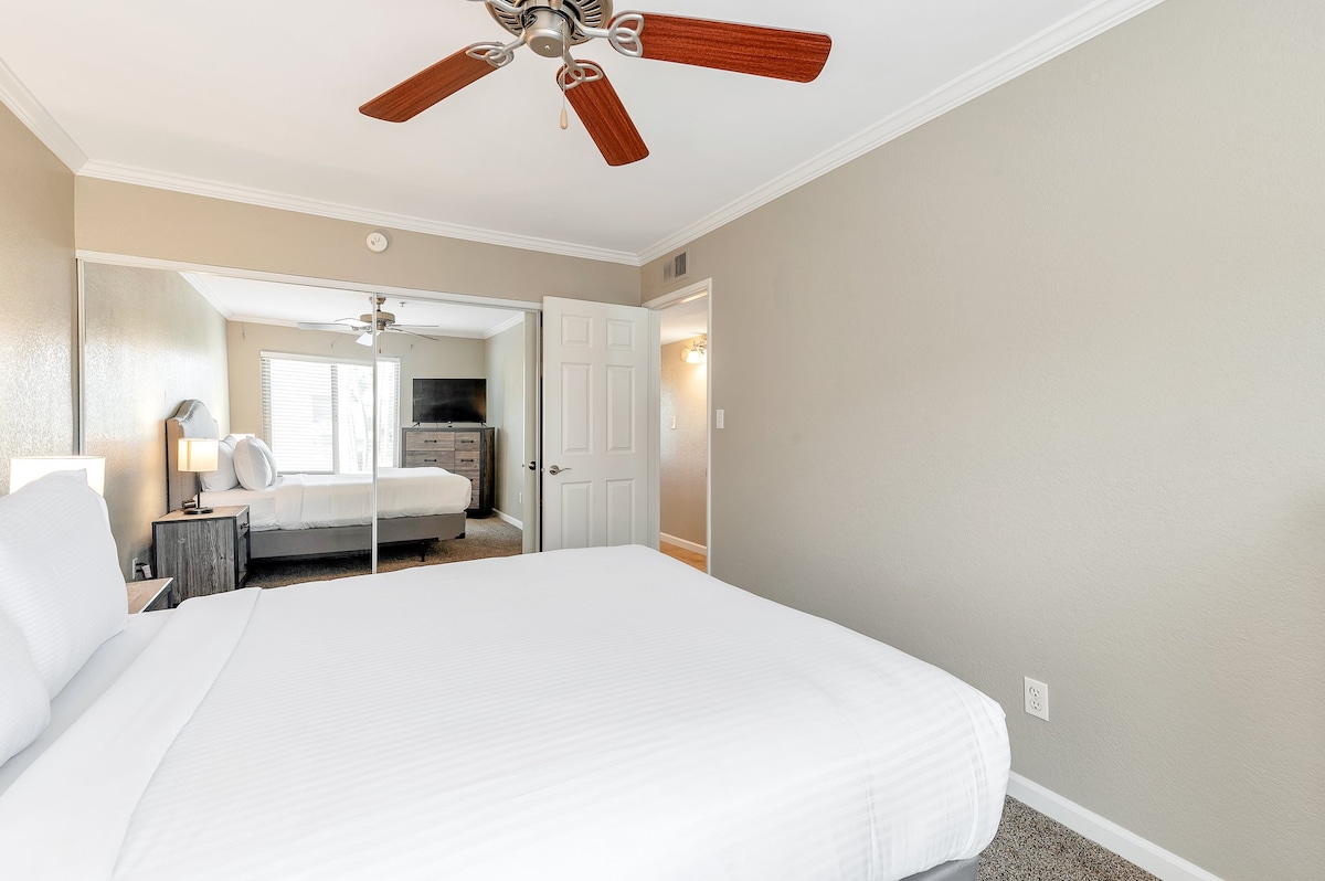 Druhá spálňa s manželskou posteľou Queen a televízorom s plochou obrazovkou!