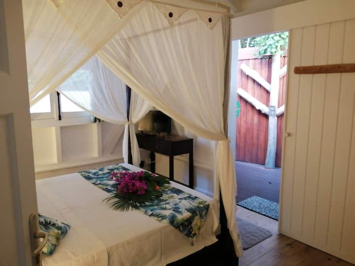 Habitación "Manguier" con apertura privada a la ducha tropical. Aire acondicionado.