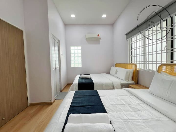 Vista al interior: dormitorio 1 con 2 camas tamaño queen