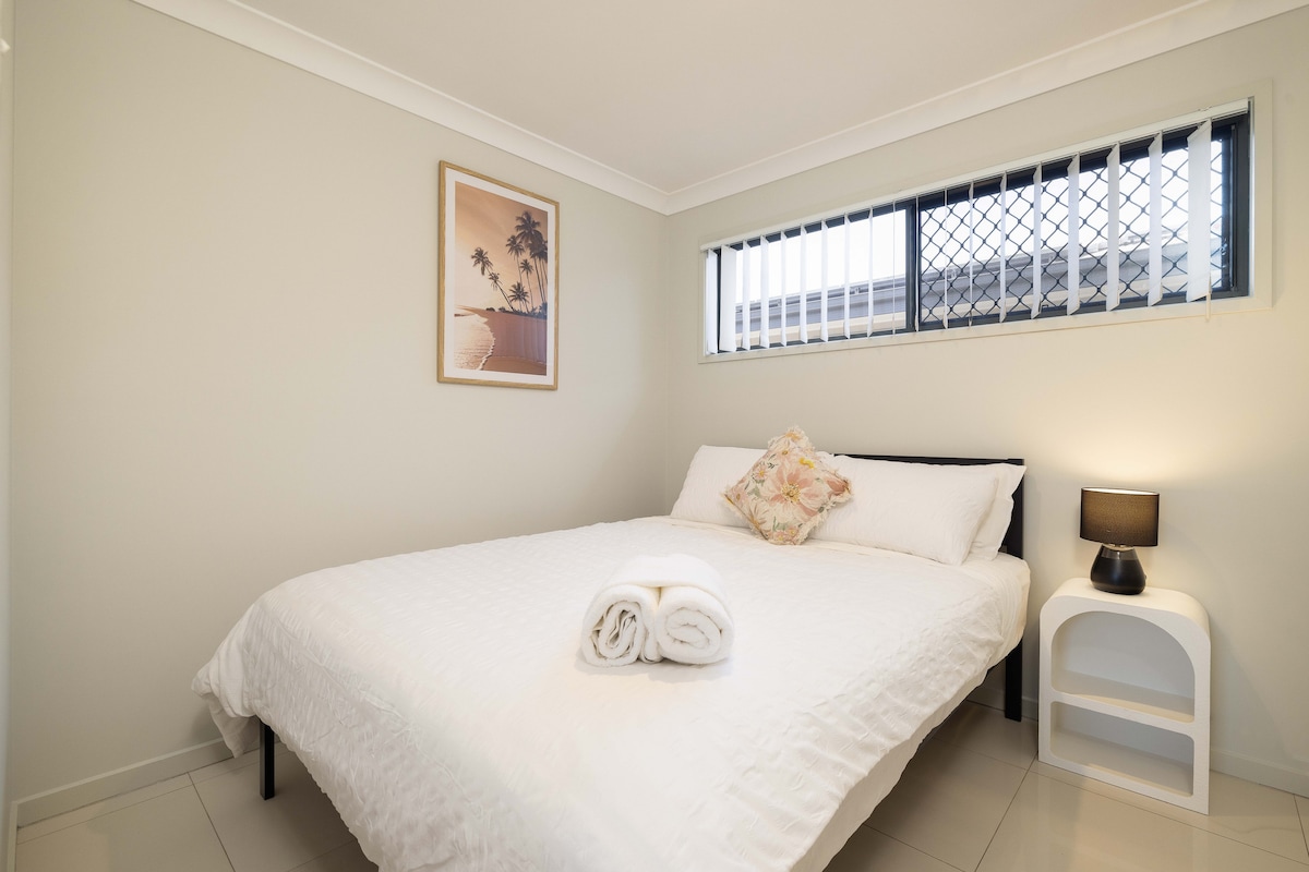 Este cómodo dormitorio ofrece mucho espacio para relajarse, con una cama tamaño queen y ropa de cama suave que garantiza una buena noche de sueño. La habitación también incluye lámparas de noche para la lectura nocturna y un armario empotrado para guardar sus pertenencias.