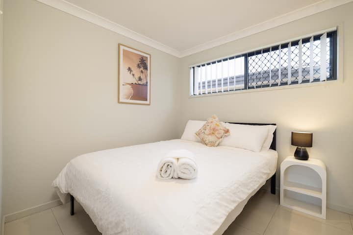 Este cómodo dormitorio ofrece mucho espacio para relajarse, con una cama tamaño queen y ropa de cama suave que garantiza una buena noche de sueño. La habitación también incluye lámparas de noche para la lectura nocturna y un armario empotrado para guardar sus pertenencias.