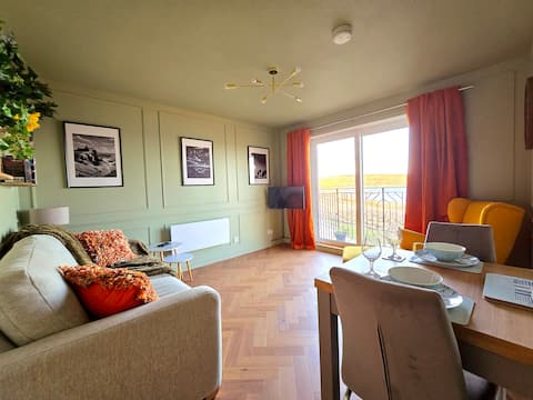 Romantic Sea Front Apartment - Balcony & Parking