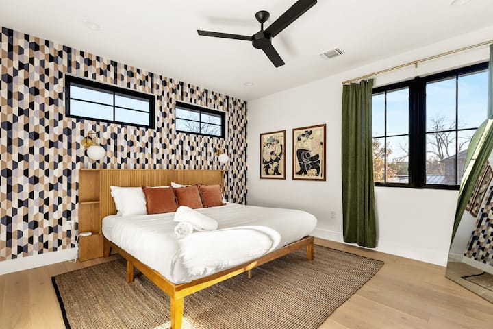 Odvážna a moderná spálňa s manželskou posteľou! ✨ Oddýchnite si v tomto štýlovom apartmáne s manželskou posteľou, ktorá je umiestnená oproti stene s geometrickým akcentom a moderným nábytkom z polovice storočia. Vychutnajte si veľké zrkadlo v plnej výške a prirodzené svetlo. Elegantný a pohodlný únik!