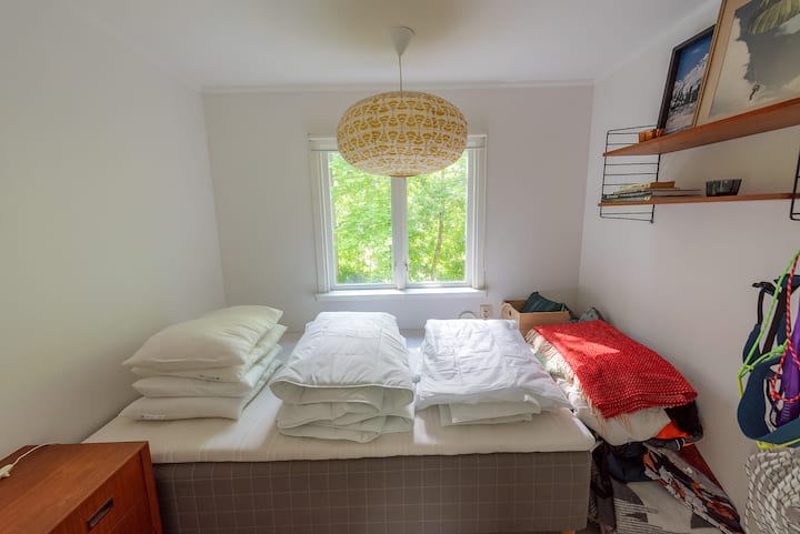 La cama mide 120 cm de ancho. Hay lugar para la ropa en la cómoda a la izquierda. También hay edredones, sábanas, fundas de almohadas y toallas.