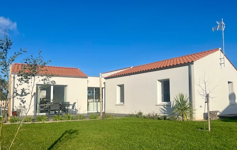 Bright house 3 km from the sea