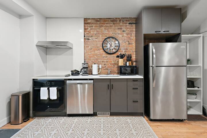 Trendy 3 Bedroom Apt | Downtown Montreal gallery image 4