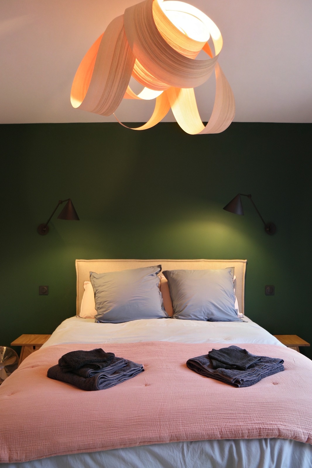 ️ Une chambre cosy avec une décoration moderne et des tons apaisants, idéale pour une nuit reposante. 