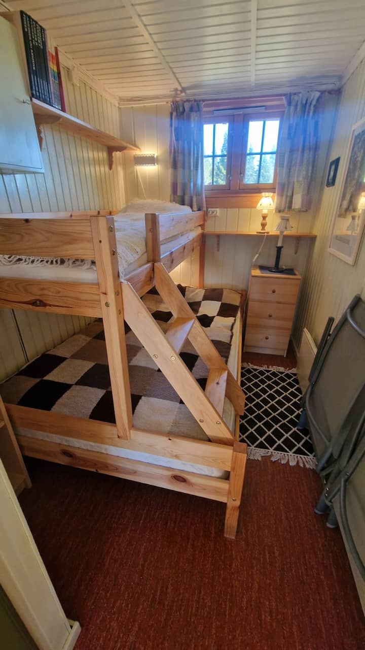 Lit superposé. Peut accueillir 1 (2) personne(s) sur la couchette du bas et 1 personne sur la couchette du haut. Petit tiroir de chevet, stores et lumières.