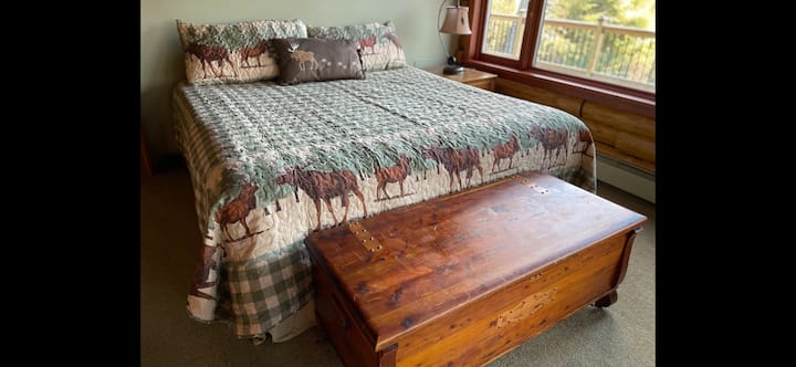 CHUMBA CHA KULALA CHA MASTER - Cedar Chest huwa na Quilts za ziada na Mablanketi kwa usiku huo mzuri wa majira ya joto au usiku wa majira ya baridi.