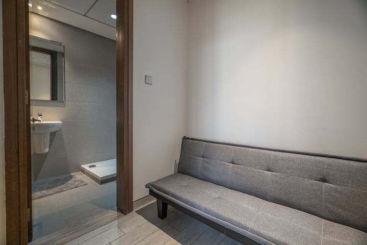 Стая за прислужница - На това ниво ще намерите универсална стая с разтегателен диван, идеална за настаняване на асистенти или допълнителни гости. Тази стая има самостоятелен достъп до баня с душ кабина. 