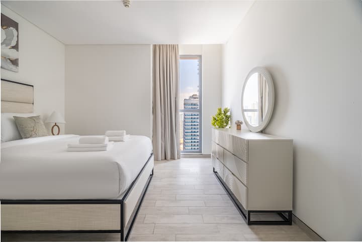 Две двойни легла, нощни шкафчета и достатъчно място за съхранение, а третото предлага две удобни единични легла и достъп до самостоятелен балкон. Основната спалня включва луксозна самостоятелна баня с вана и отделен душ. 