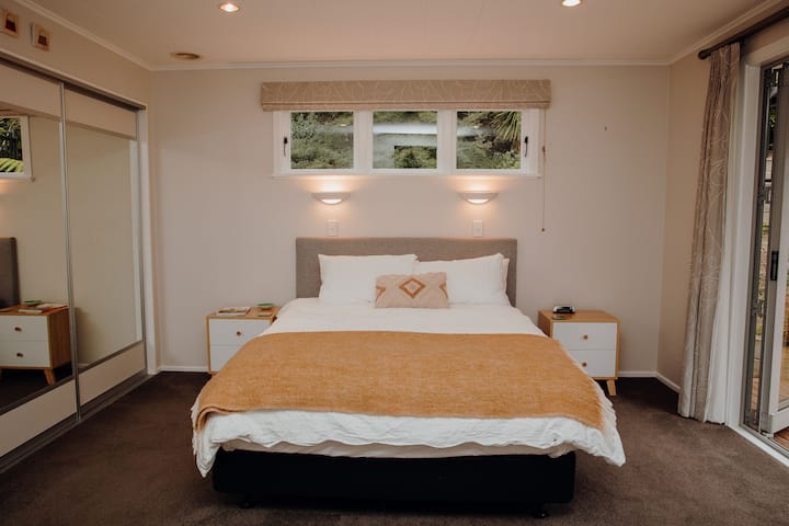 С много прозорци можете напълно да се насладите на естествената обстановка и чистия въздух на това спокойно място за отдих.