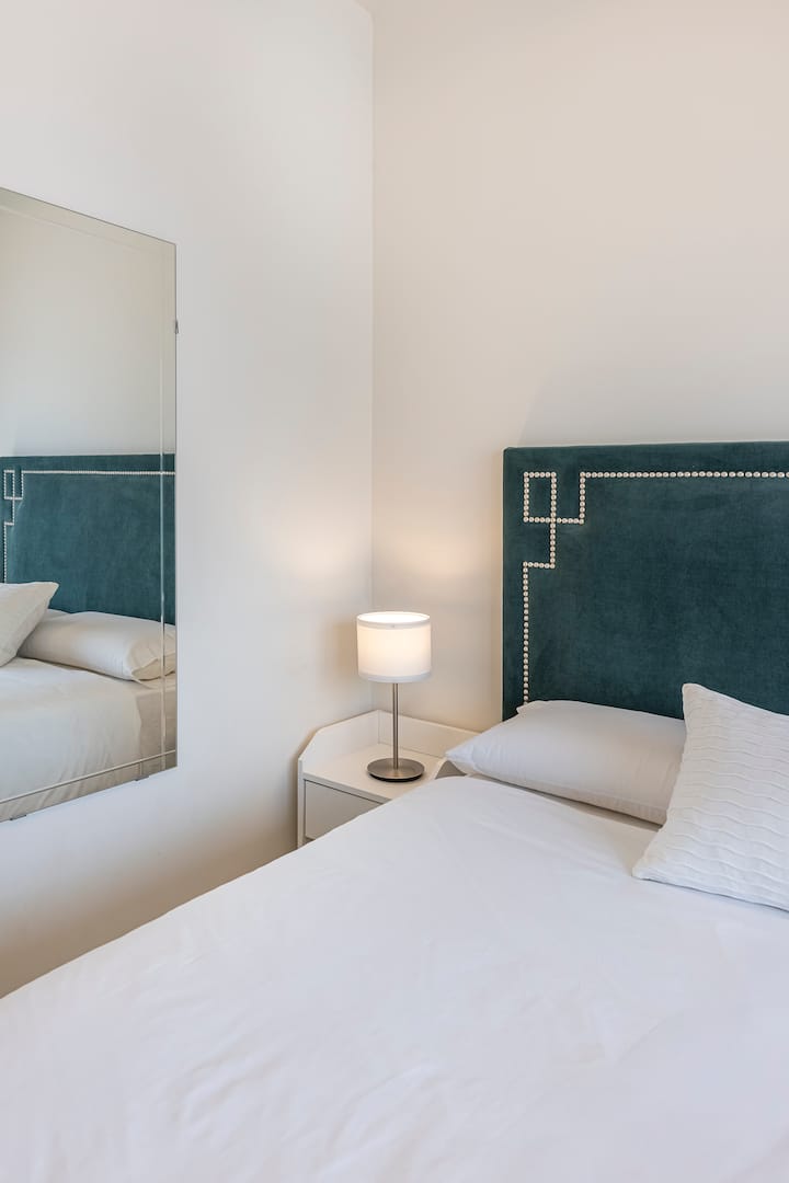 Საძინებლები: ორი ფართო და ნათელი, ორივე ორადგილიანი საწოლით, დიდი დაცვით, ღამის მაგიდებითა და ლამპებით. Ერთს აქვს ტელევიზორი და ტერასიდან გასასვლელი; მეორე - თვალწარმტაცი აივანი მაგიდით და სკამებით.