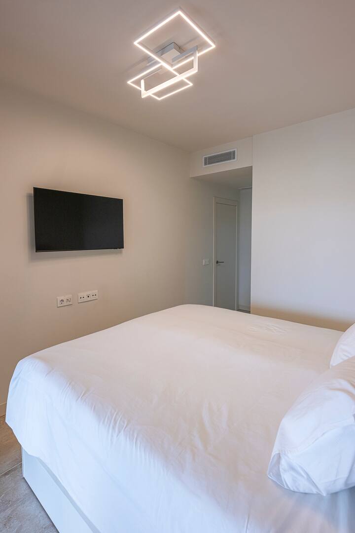 Საძინებლები: ორი ფართო და ნათელი, ორივე ორადგილიანი საწოლით, დიდი დაცვით, ღამის მაგიდებითა და ლამპებით. Ერთს აქვს ტელევიზორი და ტერასიდან გასასვლელი; მეორე - თვალწარმტაცი აივანი მაგიდით და სკამებით.