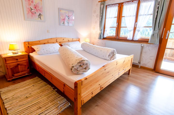 ห้องนอน (1) พร้อมระเบียง