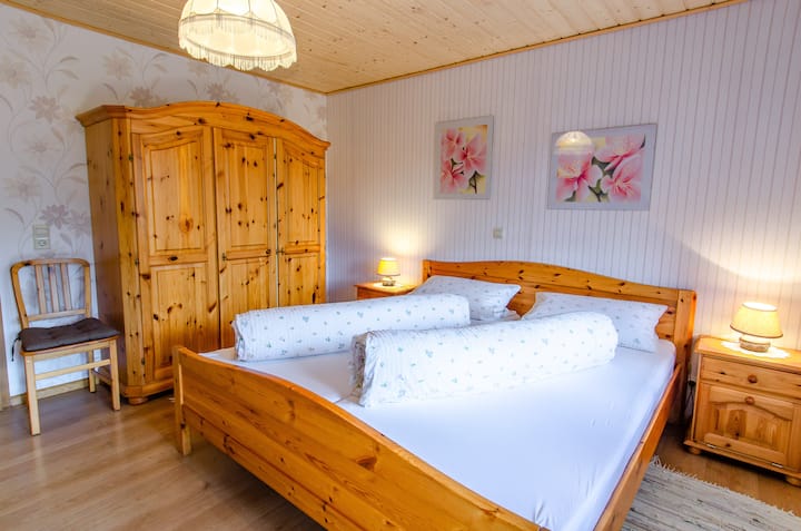 ห้องนอน (1) พร้อมระเบียง