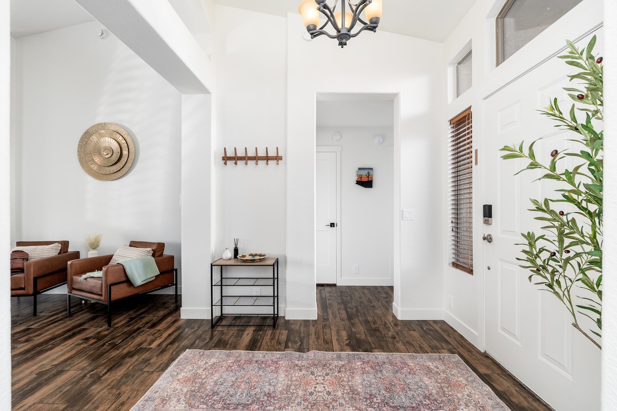 Top Airbnb: Glendale, FREE Heated Pool, Central Location in Deer Valley