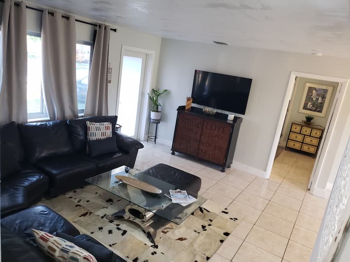 Three Little Birds Airbnb - Miramar, FL