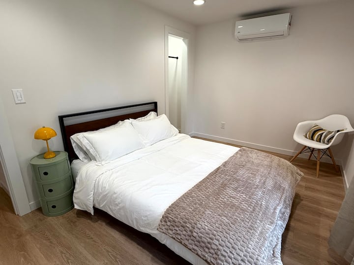 Cómodo dormitorio 1 con una cama tamaño queen con un colchón de espuma viscoelástica para una noche de sueño reparador.