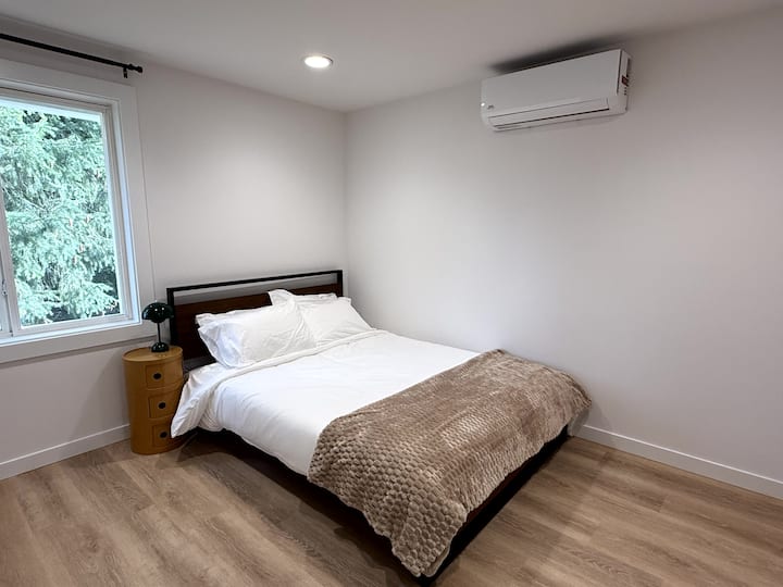 Relajante Dormitorio 2 con cama tamaño queen y colchón de espuma viscoelástica, lo que garantiza una estancia tranquila y cómoda.