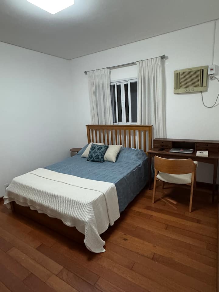 Queensize bed met enkele stenen aan de onderkant