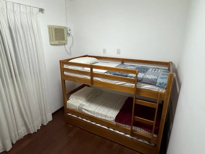 Stapelbed met vrijgezellenbed eronder