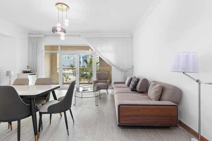 Bright 2 Bedroom Apartment, Beach & Pool Access - Dubai