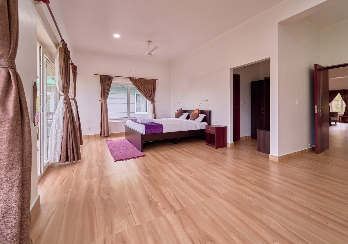 Тази просторна вила може да се похвали с модерна архитектура с нотка на рустикален чар, включваща ярки зелени покриви, които се хармонизират красиво с буйната обстановка.